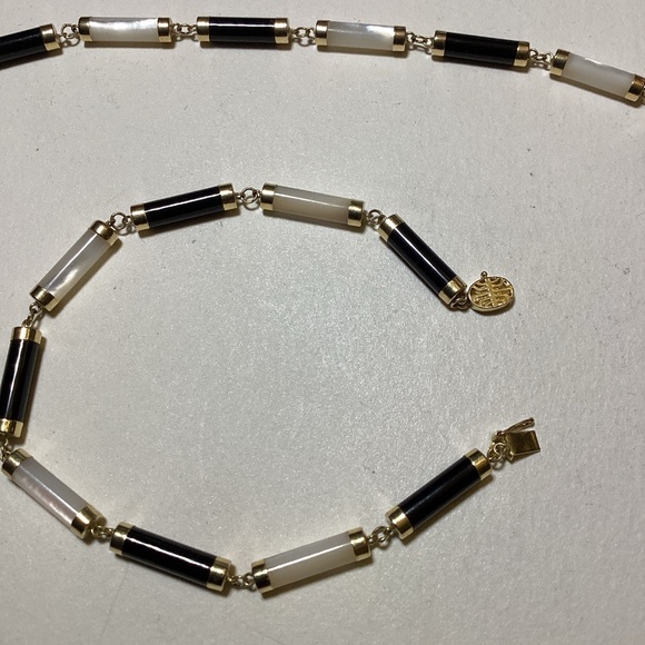 10k Onyx and Mother of Pearl Matching Necklace, and bracelet - Picture 3 of 6